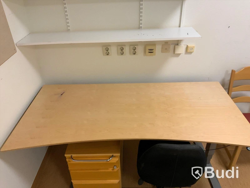 Skrivbord, elektriskt höj- och sänkbart. Inklusive hurts, kontorsstol och stol  - Rum 4065