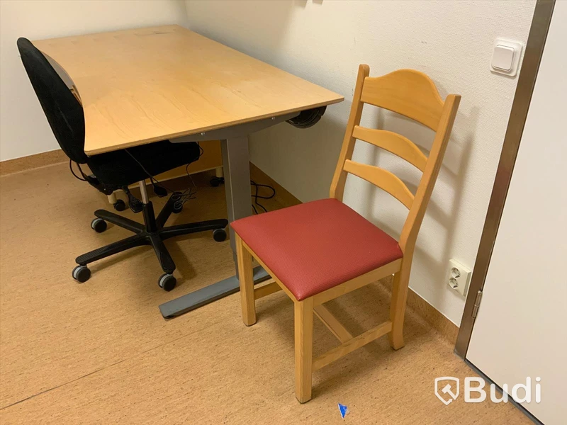 Skrivbord, elektriskt höj- och sänkbart. Inklusive hurts, kontorsstol och stol  - Rum 4065