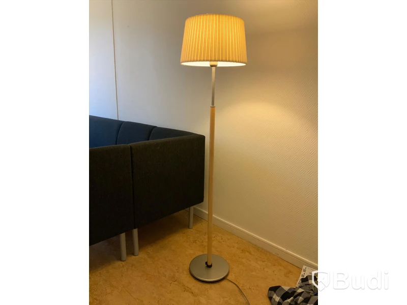 Soffgrupp, 3st bord och 4st golvlampor - Rum 4064