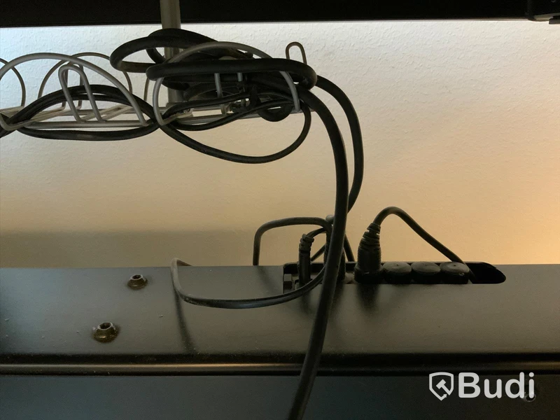 Skrivbord EFG, elektriskt höj- och sänkbart med två skärmstativ - Rum 4051
