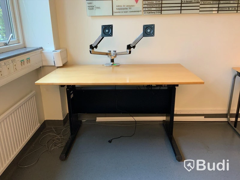 Skrivbord EFG, elektriskt höj- och sänkbart med två skärmstativ - Rum 4051