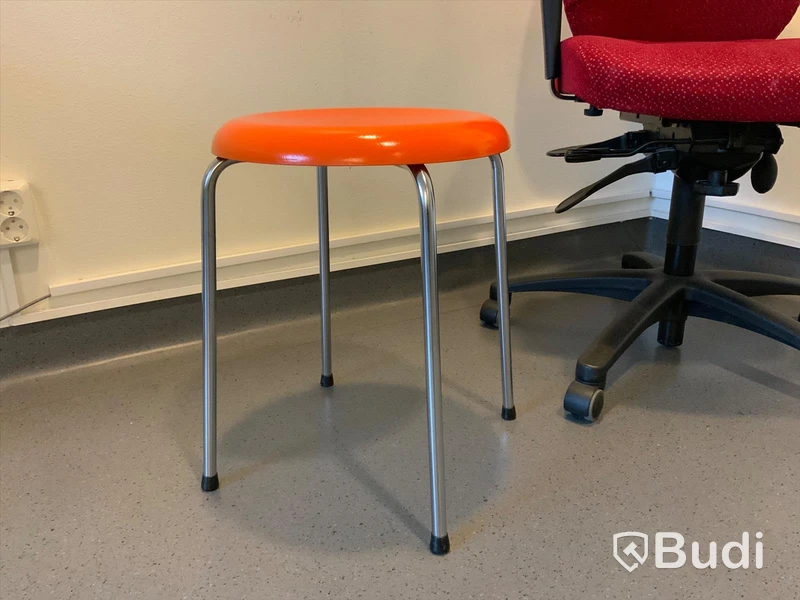 Kontorsstol EFG i röd tygklädsel plus orange pall  - Rum 4051. Omstartad