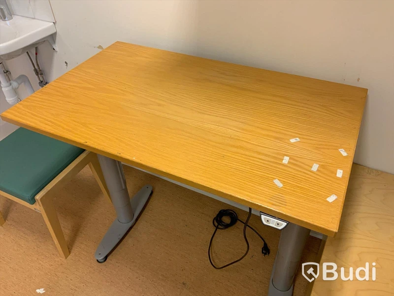 Skrivbord, elektriskt höj- och sänkbart. Inklusive hurts, kontorsstol och pall - Rum bredvid 4045