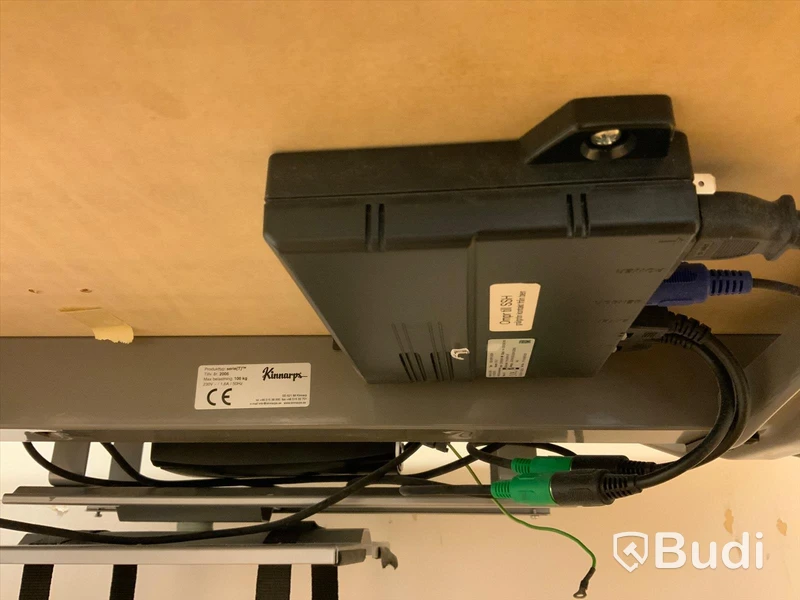 Skrivbord, elektriskt höj- och sänkbart. Inklusive hurts, kontorsstol och pall - Rum bredvid 4045