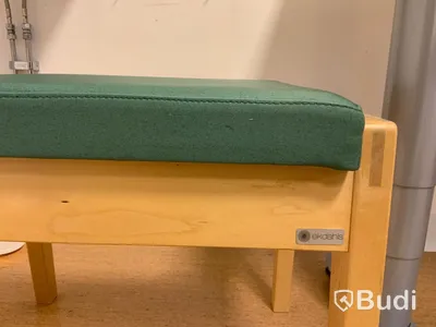 Skrivbord, elektriskt höj- och sänkbart. Inklusive hurts, kontorsstol och pall - Rum bredvid 4045