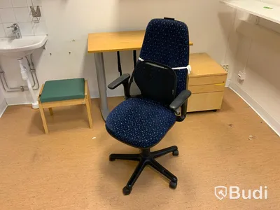 Skrivbord, elektriskt höj- och sänkbart. Inklusive hurts, kontorsstol och pall - Rum bredvid 4045