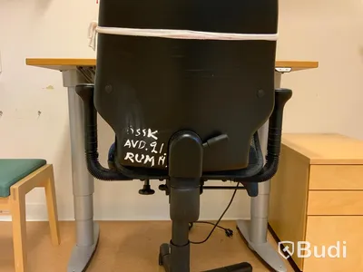 Skrivbord, elektriskt höj- och sänkbart. Inklusive hurts, kontorsstol och pall - Rum bredvid 4045