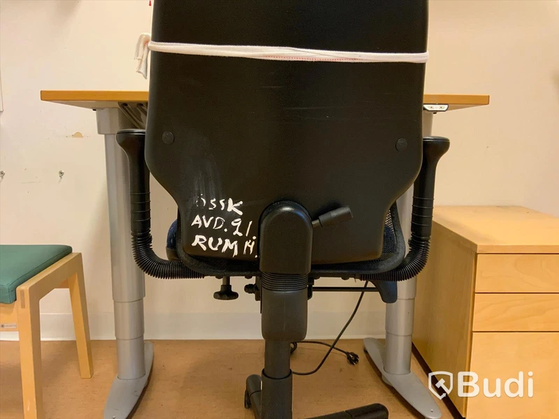 Skrivbord, elektriskt höj- och sänkbart. Inklusive hurts, kontorsstol och pall - Rum bredvid 4045