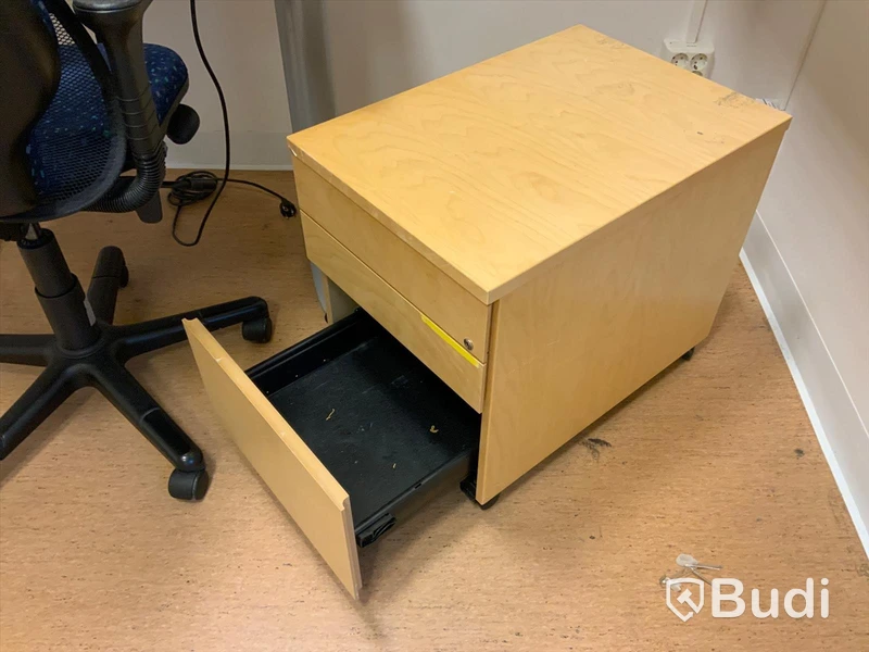 Skrivbord, elektriskt höj- och sänkbart. Inklusive hurts, kontorsstol och pall - Rum bredvid 4045