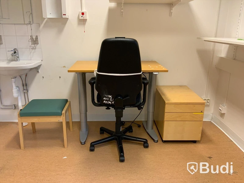 Skrivbord, elektriskt höj- och sänkbart. Inklusive hurts, kontorsstol och pall - Rum bredvid 4045