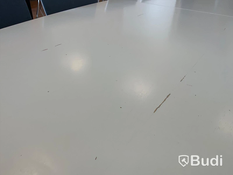 Matbord med tillhörande 10st stolar. Stolar med tygklädsel - Rum 4032