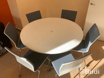 Runt matbord med tillhörande 6st stolar. Stolar med tygklädsel - Rum 4032