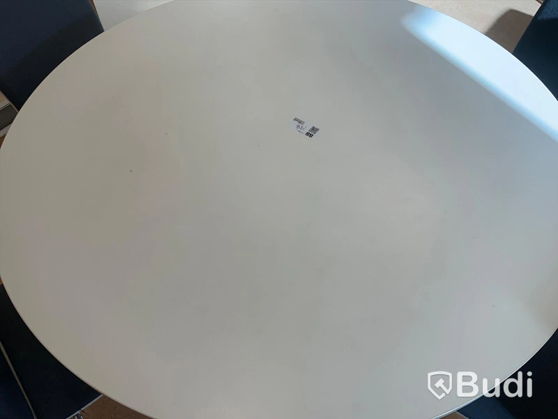 Runt matbord med tillhörande 6st stolar. Stolar med tygklädsel - Rum 4032