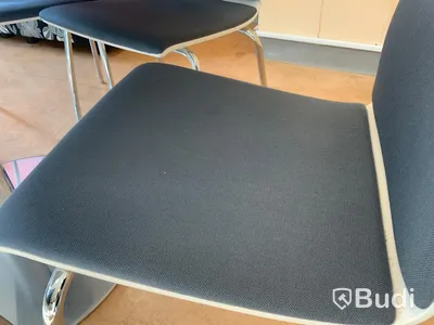 Runt matbord med tillhörande 6st stolar. Stolar med tygklädsel - Rum 4032