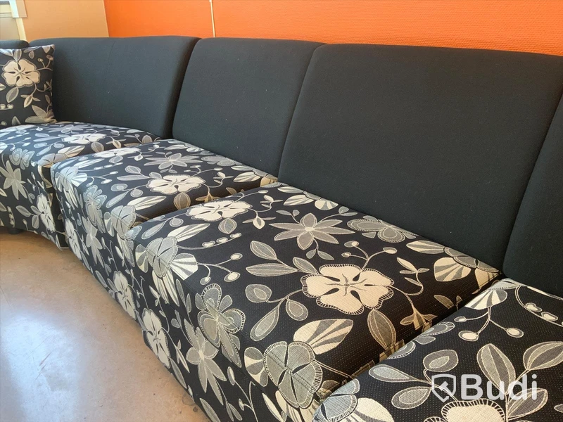 Soffa, svart blommig tygklädsel inklusive bord - Rum 4032