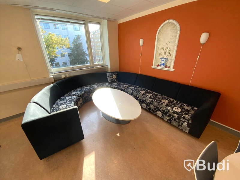 Soffa, svart blommig tygklädsel inklusive bord - Rum 4032