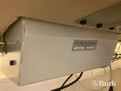 Skrivbord, Kinnarps, elektriskt höj- och sänkbart. Inklusive hurts, stol 2st, skärmvägg 2st, hylla 4st  - Rum 4002