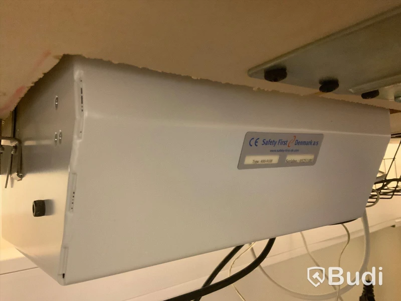 Skrivbord, Kinnarps, elektriskt höj- och sänkbart. Inklusive hurts, stol 2st, skärmvägg 2st, hylla 4st  - Rum 4002