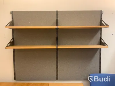 Skrivbord, Kinnarps, elektriskt höj- och sänkbart. Inklusive hurts, stol 2st, skärmvägg 2st, hylla 4st  - Rum 4002