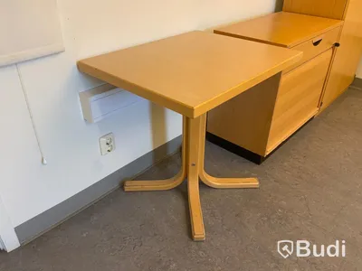kontorsskåp 2st EFG plus ett bord - Rum 4002