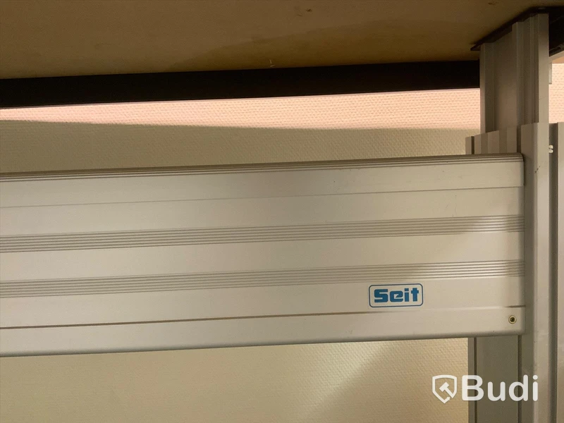 Skrivbord, elektriskt höj- och sänkbart, Seit. Inklusive kontorsstol EFG, Hurts Kinnarps och anslagstavla - Rum bredvid 4054A