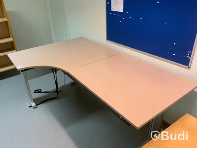 Skrivbord, elektriskt höj- och sänkbart, Seit. Inklusive kontorsstol EFG, Hurts Kinnarps och anslagstavla - Rum bredvid 4054A