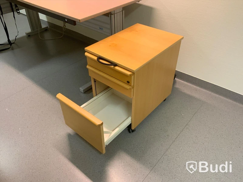 Skrivbord, elektriskt höj- och sänkbart, Seit. Inklusive kontorsstol EFG, Hurts Kinnarps och anslagstavla - Rum bredvid 4054A