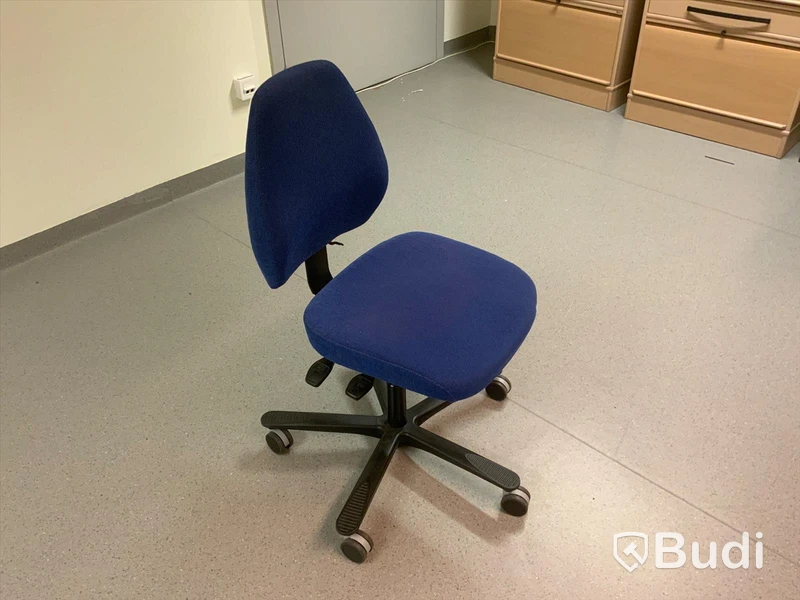 Skrivbord, elektriskt höj- och sänkbart, Seit. Inklusive kontorsstol EFG, Hurts Kinnarps och anslagstavla - Rum bredvid 4054A