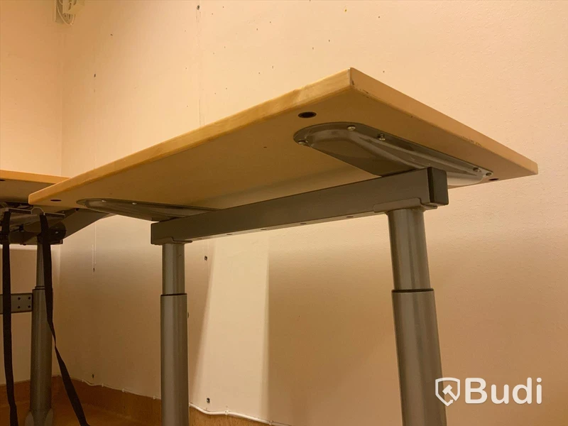 Skrivbord, elektriskt höj- och sänkbart. Inklusive kontorsstol, anslagstavla, stol och bord - Rum bredvid 4038