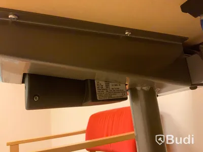 Skrivbord, elektriskt höj- och sänkbart. Inklusive kontorsstol, anslagstavla, stol och bord - Rum bredvid 4038