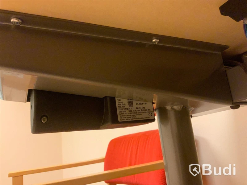 Skrivbord, elektriskt höj- och sänkbart. Inklusive kontorsstol, anslagstavla, stol och bord - Rum bredvid 4038