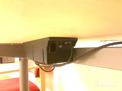 Skrivbord, elektriskt höj- och sänkbart. Inklusive kontorsstol, anslagstavla, stol och bord - Rum bredvid 4038