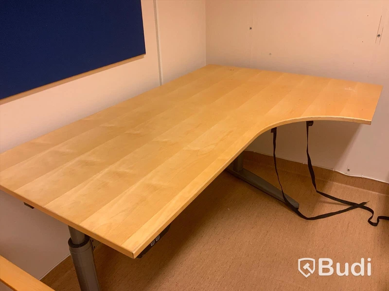 Skrivbord, elektriskt höj- och sänkbart. Inklusive kontorsstol, anslagstavla, stol och bord - Rum bredvid 4038