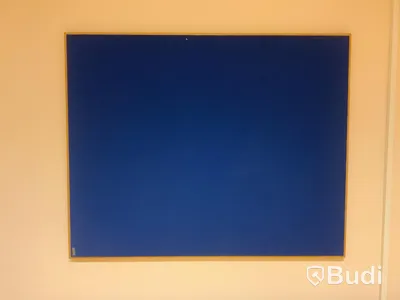 Skrivbord, elektriskt höj- och sänkbart. Inklusive kontorsstol, anslagstavla, stol och bord - Rum bredvid 4038