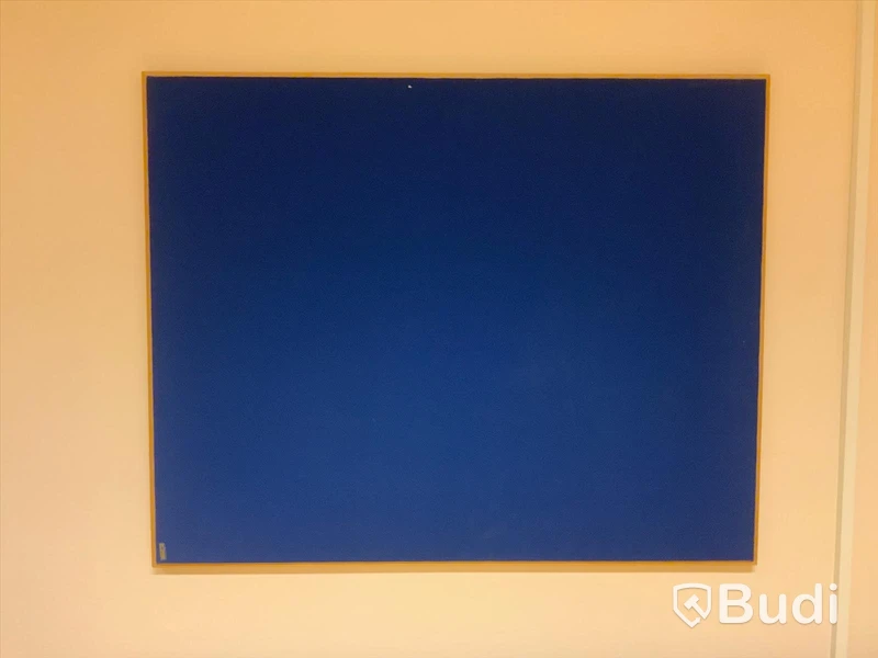 Skrivbord, elektriskt höj- och sänkbart. Inklusive kontorsstol, anslagstavla, stol och bord - Rum bredvid 4038
