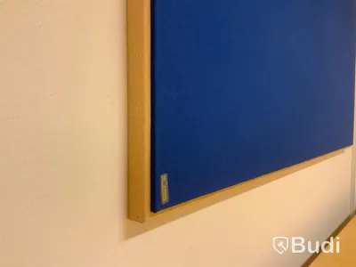 Skrivbord, elektriskt höj- och sänkbart. Inklusive kontorsstol, anslagstavla, stol och bord - Rum bredvid 4038