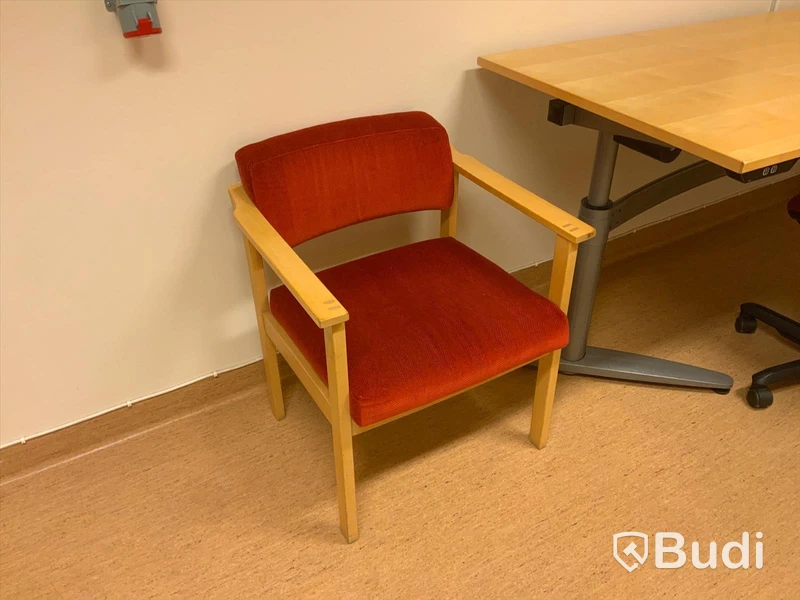Skrivbord, elektriskt höj- och sänkbart. Inklusive kontorsstol, anslagstavla, stol och bord - Rum bredvid 4038