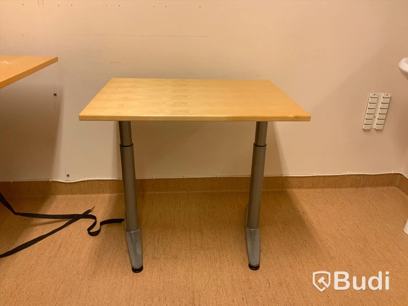Skrivbord, elektriskt höj- och sänkbart. Inklusive kontorsstol, anslagstavla, stol och bord - Rum bredvid 4038
