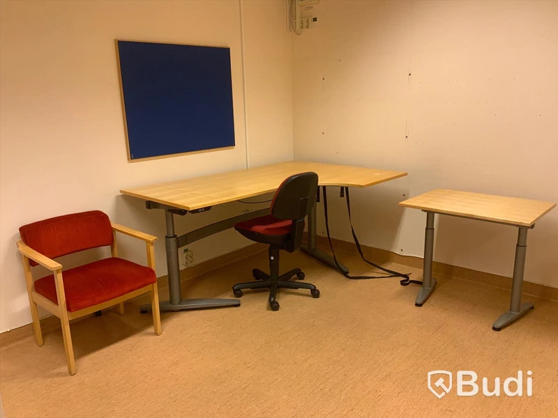 Skrivbord, elektriskt höj- och sänkbart. Inklusive kontorsstol, anslagstavla, stol och bord - Rum bredvid 4038