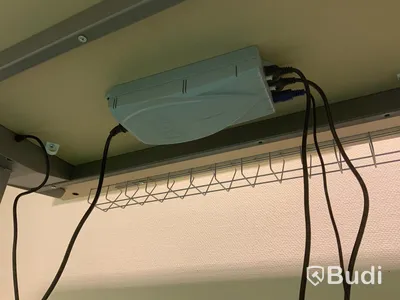 Skrivbord, elektriskt höj- och sänkbart - Rum bredvid 4040