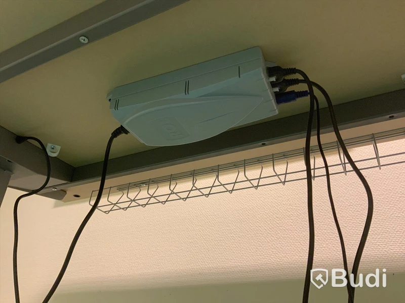 Skrivbord, elektriskt höj- och sänkbart - Rum bredvid 4040