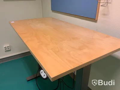 Skrivbord, elektriskt höj- och sänkbart - Rum bredvid 4040