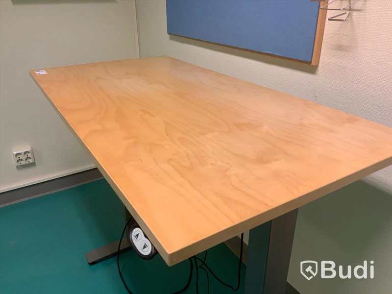 Skrivbord, elektriskt höj- och sänkbart - Rum bredvid 4040