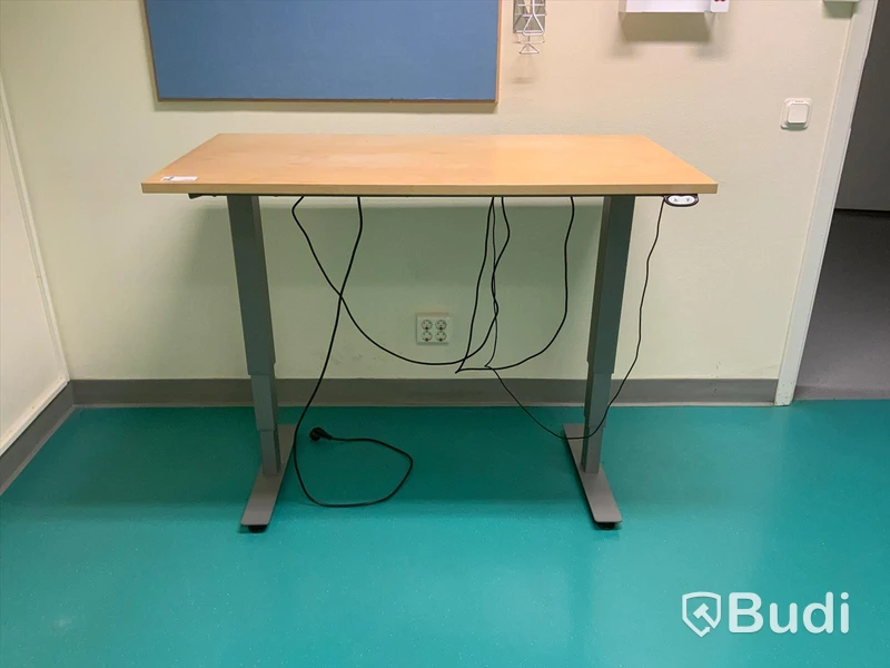 Skrivbord, elektriskt höj- och sänkbart - Rum bredvid 4040