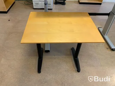 Skrivbord, elektriskt höj- och sänkbart, 140x62cm. Utan strömkabel.