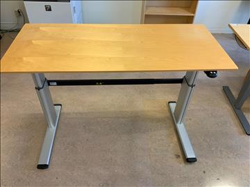 Skrivbord, elektriskt höj- och sänkbart, 140x62cm. Utan strömkabel.
