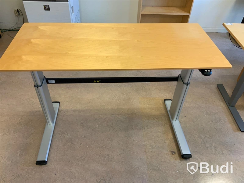 Skrivbord, elektriskt höj- och sänkbart, 140x62cm. Utan strömkabel.