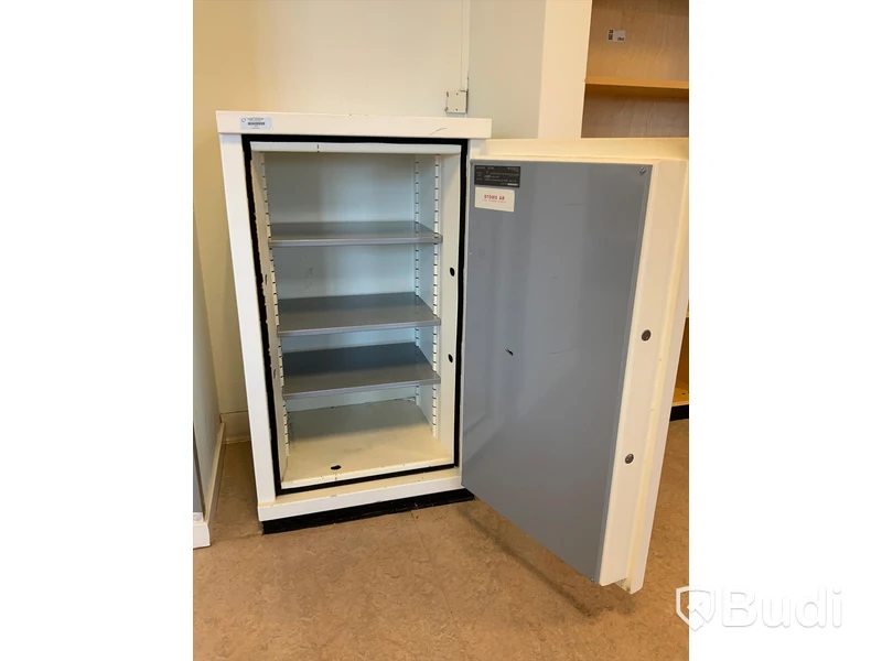 Kassaskåp med nyckel, Habeco SS3493. Mått 106x61x56cm.