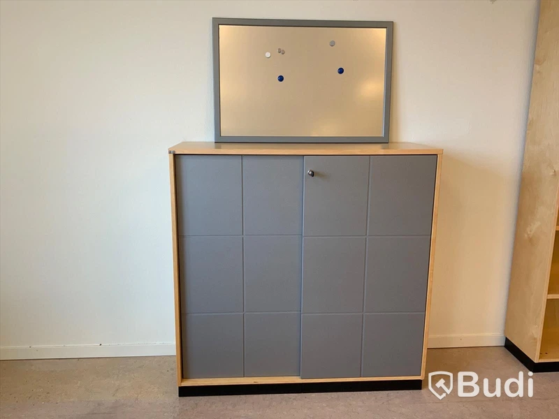 Bokhylla 120x120x43cm. Inklusive magnetisk whiteboard.