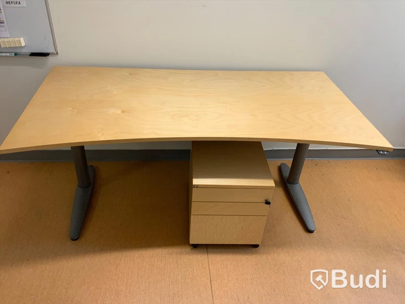 Skrivbord elektriskt höj- och sänkbart, B180xD90 cm. Inklusive hurts, H52xB43xD62 cm.  Omstartad budgivning